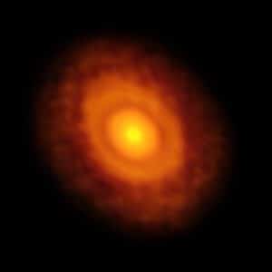 Esta imagen muestra el disco protoplanetario de V883 Orionis (sin resaltar la linea de congelamiento). Como quizá hayas imaginado, es ese circulo oscuro que se puede observar en el disco. Crédito: ALMA (ESO/NAOJ/NRAO)/L. Cieza.