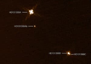 Esta imagen muestra el exoplaneta HD 131399Ab en el sistema triple. La imagen del planeta fue obtenida con SPHERE. Crédito: ESO/K. Wagner et al.