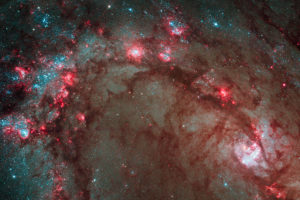 Esta imagen muestra parte de la Galaxia del Molinete, conocida por estar formando estrellas más rápido que nuestra Vía Láctea. NASA, ESA, Hubble Heritage Team (STScI/AURA)