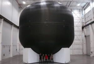 Imagen de uno de los gigantescos tanques de combustible que usará el Sistema de Transporte Interplanetario, en las instalaciones de SpaceX. Crédito: Elon Musk/SpaceX