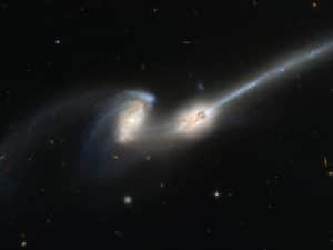 Estas dos galaxias, conocidas como Los Ratones, están en una fase temprana de su colisión. El proceso comenzó hace unos 290 millones de años. Crédito: NASA, H. Ford (JHU), G. Illingworth (UCSC/LO), M.Clampin (STScI), G. Hartig (STScI), the ACS Science Team, and ESA