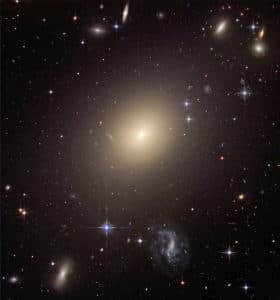 Esta es la galaxia elíptica gigante ESO 325-G004. Creemos que muchas de las galaxias elípticas del universo (si no todas), son el resultado de una colisión entre galaxias. Crédito: NASA, ESA, and The Hubble Heritage Team (STScI/AURA); J. Blakeslee (Washington State University) 