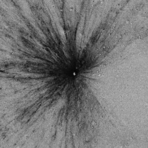 Esta imagen muestra un cráter de impacto con un diámetro de 12 metros, que se formó entre el 25 de octubre de 2012 y el 21 de abril de 2013, y que fue descubierto en uno de los pares de imágenes del antes y después. Crédito: NASA/GSFC/Arizona State University