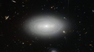 Esta es la galaxia MCG+01-02-015 está tan aislada, que si nuestra Vía Láctea estuviese en su lugar, no hubiésemos descubierto otras galaxias a nuestro alrededor hasta 1960. Crédito: ESA/Hubble & NASA and N. Gorin (STScI)