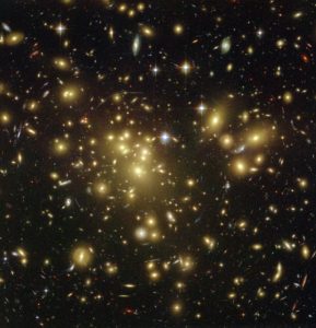 El efecto de lente gravitacional que se puede ver en este cúmulo galáctico (Abell 1689) indica la presencia de materia oscura. Crédito: NASA, N. Benitez (JHU), T. Broadhurst (Racah Institute of Physics/The Hebrew University), H. Ford (JHU), M. Clampin (STScI),G. Hartig (STScI), G. Illingworth (UCO/Lick Observatory) y ESA.
