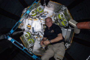 El astronauta Jeff Williams durante las actividades de expansión del módulo BEAM. Crédito: NASA