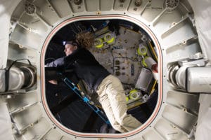 La astronauta Kate Rubins realizando tareas de sustitución y reparación dentro del módulo BEAM. Crédito: NASA