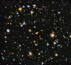 Esta imagen del telescopio Hubble acumula 555 horas de exposición de una región del cielo aparentemente vacía. Todos los objetos son galaxias, con la excepción de dos estrellas (indicadas por su forma puntiaguda). El espacio fotografiado es, aproximadamente, el que ocupa un palillo a la distancia de tu brazo extendido. Crédito: NASA