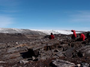 Científicos en Groenlandia, excavando rocas que podrían contener evidencias sobre formas de vida de hace más de 3.800 millones de años. Crédito: Laure Gauthiez
