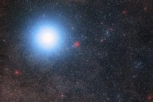 Imagen de Alfa Centauri A y B (que aparecen como una única estrella en esta imagen) y Próxima Centauri, que está en la parte derecha y es mucho más tenue. Crédito: Digitized Sky Survey 2/ Davide De Martin/Mahdi Zamani/ESO