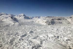 Hielo flotante en el glaciar Kangerdlugssuaq, en Groenlandia.  Crédito: NASA/Michael Studinger.