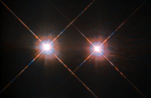 Alfa Centauri A y B se orbitan mutuamente a 4,3 años-luz de la Tierra. Para poder ver planetas a su alrededor directamente, los investigadores tienen que cancelar la luz que emiten ambas. Crédito: ESA/NASA 