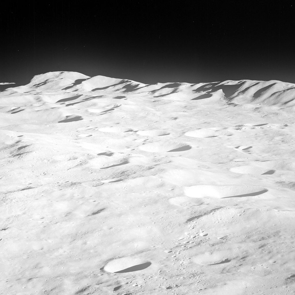 Una estructura metálica se oculta bajo el polo sur de la Luna