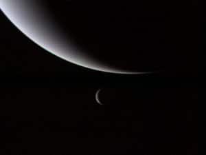 Neptuno (arriba) y Tritón, tres días después de la aproximación de la Sonda Voyager 2