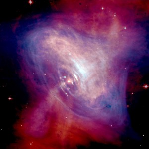 Imagen compuesta por el espectro de rayos X y visible de la Nebulosa del Cangrejo, en la que se muestra la emisión del púlsar. Crédito: NASA