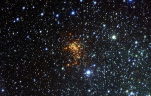 Imagen del cúmulo de estrellas en el que se encuentra Westerlund 1 26. Si te fijas en el centro de la imagen, verás que hay tres estrellas verdes formando un triángulo. Westerlund 1 26 está justo debajo, a la derecha.