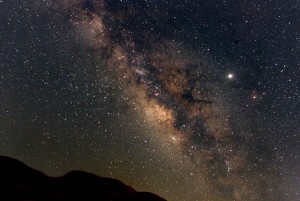 La banda anaranjada que recorre el cielo en esta imagen es la Vía Láctea