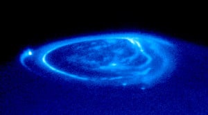 Una Aurora polar sobre Júpiter. Crédito: John T. Clarke (University of Michigan, NASA)