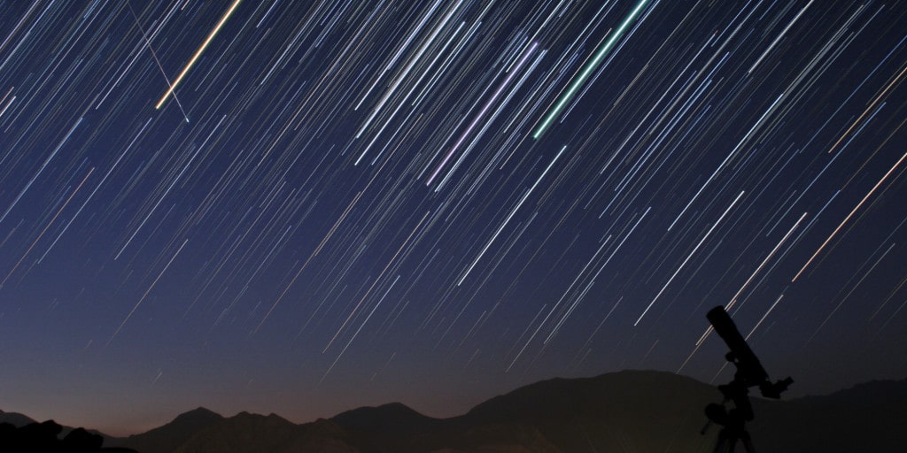 Foto de larga exposición de una lluvia de estrellas. Aunque no habrá ninguna de mucha actividad, tendremos varias activas durante el calendario astronómico de septiembre de 2026.