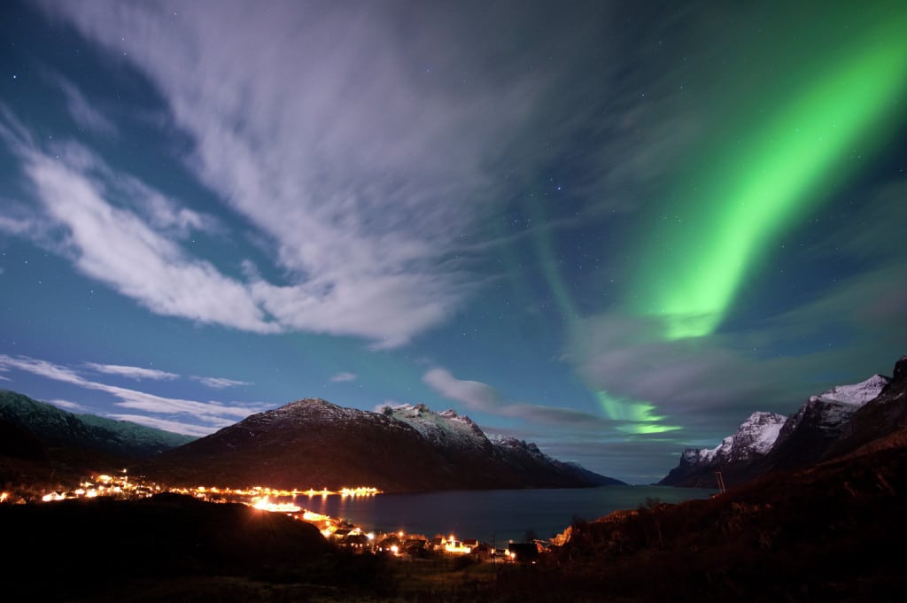 La Aurora Boreal sobre Ersfjorden, en Kvaløya, Noruega. Crédito: Gaute Bruvik - visitnorway.com