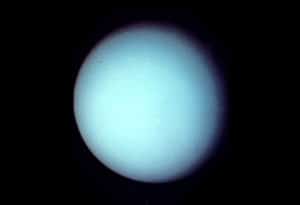 Urano en el espectro visible, tal y como fue fotografiado por la sonda Voyager 2