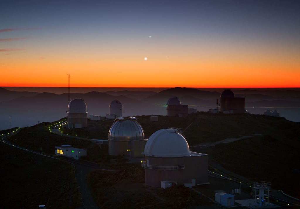 En esta imagen del Observatorio La Silla (en Chile) aparecen Venus, Mercurio y Júpiter en conjunción. Las conjunciones no faltarán en el calendario astronómico de enero de 2024. Crédito: ESO/Y. Beletsky