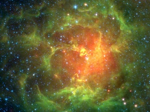En esta imagen de infrarrojos de la Nebulosa Trífida, en el centro, puedes ver una enorme estrella de clase O6.
