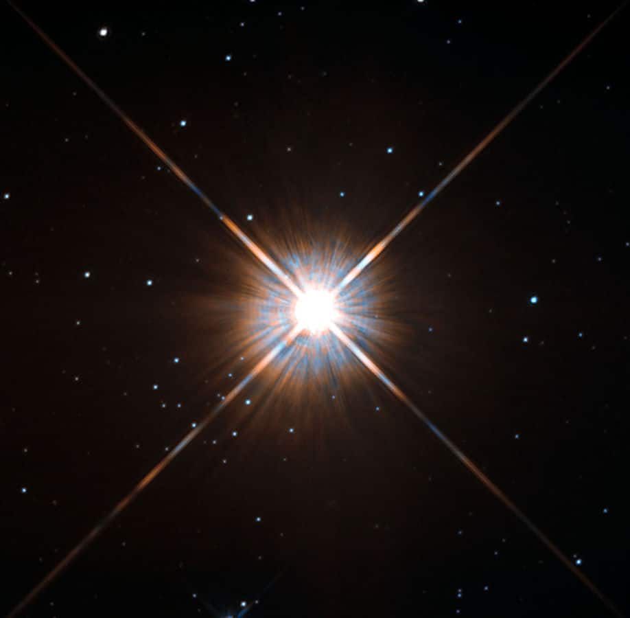 Próxima Centauri, la estrella más cercana al Sistema Solar, es una enana roja de clase M. Crédito: ESA/Hubble & NASA