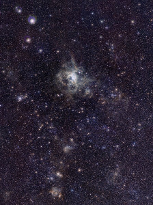 La Nebulosa de la Tarantula, a 170.000 años luz tiene una magnitud aparente de 8 (la absoluta es de -11). Si estuviese a la misma distancia de nosotros que la Nebulosa de Orión (que está a sólo 1.200), su magnitud aparente sería tal que podría proyectar sombras sobre nuestro planeta. Crédito: ESO/M.-R. Cioni/VISTA Magellanic Cloud survey