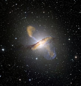 La galaxia Centaurus A (como muchas otras) tiene un agujero negro. Crédito: ESO/WFI (Optical); MPIfR/ESO/APEX/A.Weiss et al. (Submillimetre); NASA/CXC/CfA/R.Kraft et al. (X-ray)