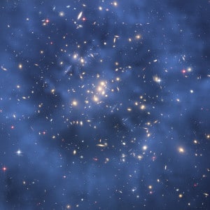 La materia oscura es invisible. Gracias al efecto de lente gravitacional, los astrónomos han podido inferir que hay un anillo de materia oscura en este cúmulo de galaxias (conocido como CL0024+17) que está representado en color azul. Crédito: NASA/ESA