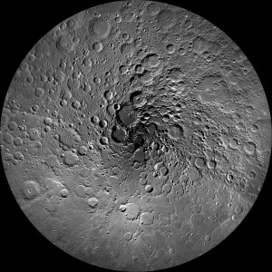 El polo norte de la Luna. El cráter Peary se encuentra bastante cerca del centro de la imagen. Crédito. NASA/GSFC/Arizona State University -