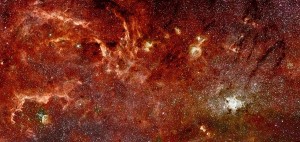 En esta imagen en infrarrojos del centro de la Vía Láctea se puede observar una gran cantidad de jóvenes estrellas masivas. La región tiene un tamaño de unos 300 años-luz. Crédito: Hubble: NASA, ESA, and Q.D. Wang (University of Massachusetts, Amherst); Spitzer: NASA, Jet Propulsion Laboratory, and S. Stolovy (Spitzer Science Center/Caltech)