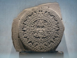 El monolito de la Piedra del Sol. O el calendario azteca, si lo prefieres. Crédito: Usuario "El Comandante" de Wikipedia.