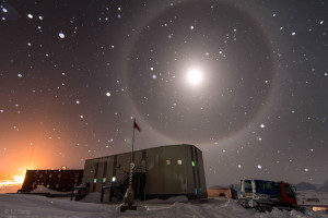 Una luna azul (y una corona a su alrededor) en la Antártida, el pasado mes de julio. Crédito: LI Hang