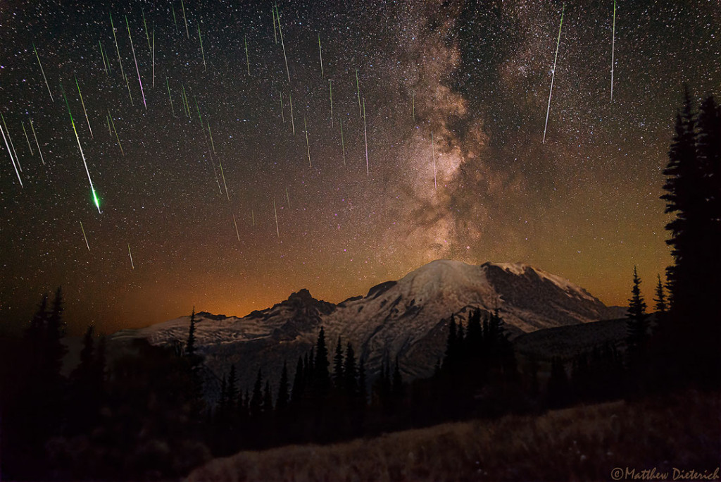 Estrellas fugaces (Perseidas) y la Vía Láctea sobre el Monte Rainier. Las Eta Acuáridas serán uno de los reclamos del calendario astronómico de mayo de 2023. Crédito: Matthew Dieterich