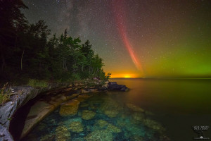 Una aurora (de arco de protón) sobre un lago en Michigan. Crédito: Ken Williams
