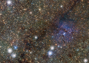 En esta imagen en infrarrojos de la zona cercana a la nebulosa Trífida (a la derecha) hay varias estrellas variables. Crédito: ESO/VVV consortium/D. Minniti