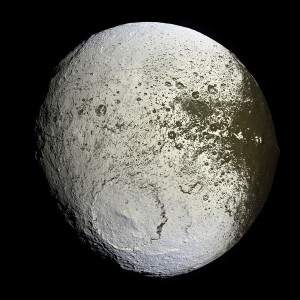 Jápeto, fotografíado por la sonda Cassini. Crédito: NASA/JPL/Space Science Institute