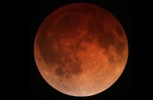 Imagen de la luna en el momento de totalidad en el eclipse lunar del pasado 15 de abril de 2.014.  Crédito: Alfredo Garcia
