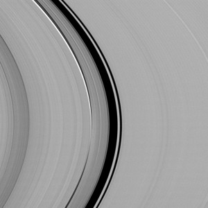 En el hueco de Colombo hay un "ringlet" (esa zona más brillante) que está gobernada por la resonancia orbital de Titán con Saturno. Crédito: NASA / JPL-Caltech / Space Science Institute