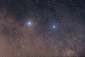 Imagen del sistema estelar de Alfa Centauri, con Alfa Centauri (izquierda), Beta Centauri (derecha) y Próxima Centauri (marcada en rojo). Crédito: Usuario "Skatebiker" de Wikipedia