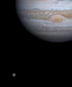 En esta imagen, tomada por la sonda Cassini, se puede ver Júpiter, Europa (justo al lado de la Gran Mancha Roja de Júpiter) y Calisto, en la parte inferior izquierda de la imagen. Crédito: NASA/JPL