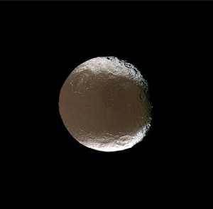 En el centro del hemisferio oscuro, ligeramente a la derecha, puedes ver el crater Turgis. Crédito: NASA/JPL/Space Science Institute