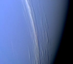 Nubes en la capa alta de la atmósfera de Neptuno. Crédito: NASA