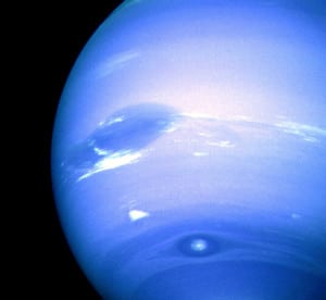 Las tormentas de Neptuno (la tormeta más grande, en el centro a la izquierda, y una más pequeña en el sur). Crédito: NASA/Voyager 2 Team