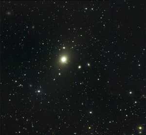 Esta imagen en espectro visible muestra la parte central del Cúmulo de Virgo. El objeto más brillante (ligeramente a la izquierda del centro) es la galaxia gigante elíptica M87.  Crédito: NOAO/AURA/NSF