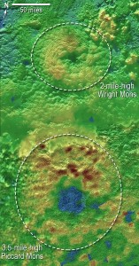Estas imágenes topográficas han permitido descubrir que las montañas Wright Mons y Piccard Mons podrían ser criovocalnes. Los colores indican cambios en la elevación. El azul indica terreno más bajo, mientras el marrón indica mayor altura. El verde, por último, indica altura media. Crédito: NASA/JHUAPL/SwRI