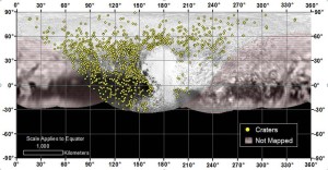 En esta imagen aparece la ubicación de más de 1.000 cráteres analizados por la sonda New Horizons de la NASA.  Las zonas con franjas rojas no han sido mapeadas. Crédito: NASA/JHUAPL/SwRI