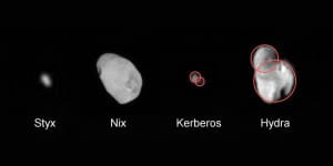 Basándose en los datos, al menos dos de los satélites de Plutón (quizá los cuatro) sean el resultado de la combimación de satélites más pequeños. Aquí aparecen remarcados los satélites que podrían haberse convertido en Kerberos e Hidra. Crédito: NASA/JHUAPL/SwRI